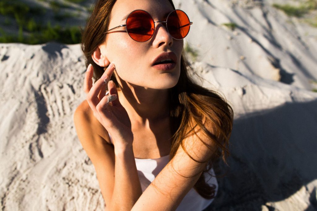 Okulary przeciwsłoneczne to stały element stylizacji zarówno kobiet, jak i mężczyzn