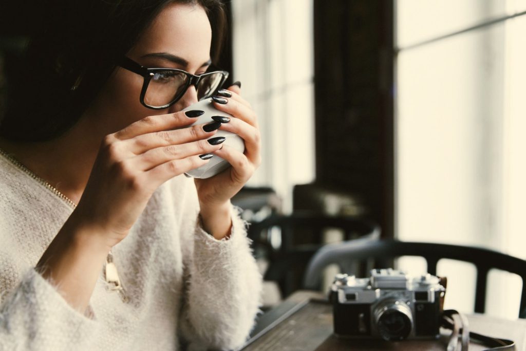 Okulary korekcyjne to nie tylko narzędzie poprawiające wzrok, ale również modny dodatek, który może podkreślić nasz styl i osobowość