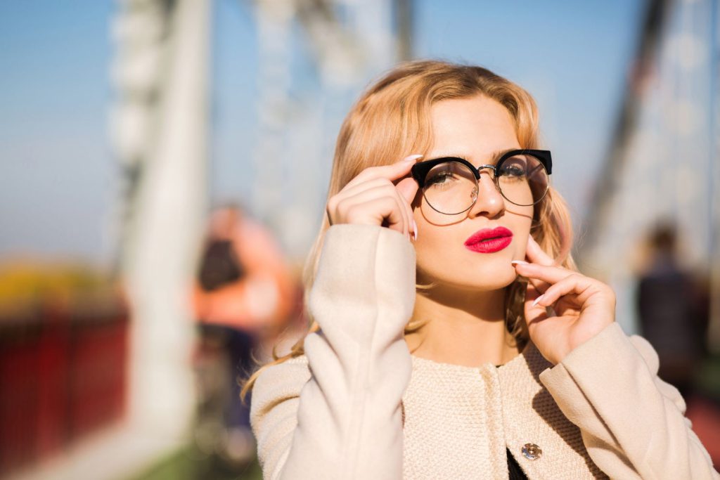 Okulary korekcyjne to nie tylko narzędzie do poprawy wzroku, ale również modny dodatek, który podkreśla nasz styl i osobowość