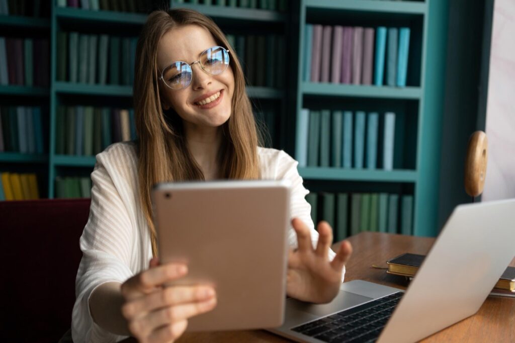 Wybierając markowe okulary, młodzież zwraca uwagę nie tylko na modny design, ale także na jakość wykonania i użyte materiały